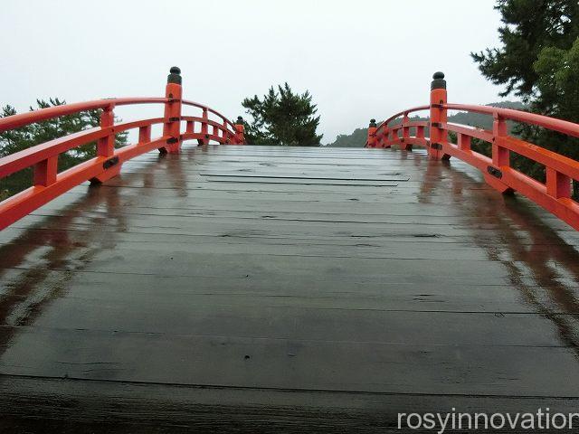 厳島神社１３　反り橋の正面アングル